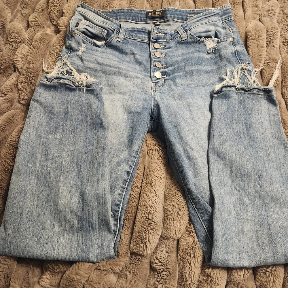 Judy Blue Button Fly Boyfriend Fit Distressed Jean - Picture 5 of 6